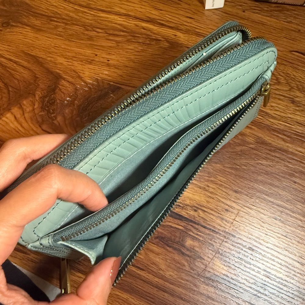 Fossil Leather Textured Clutch with Wrist Strap and hook Green Blue Wallet Card - Picture 7 of 7
